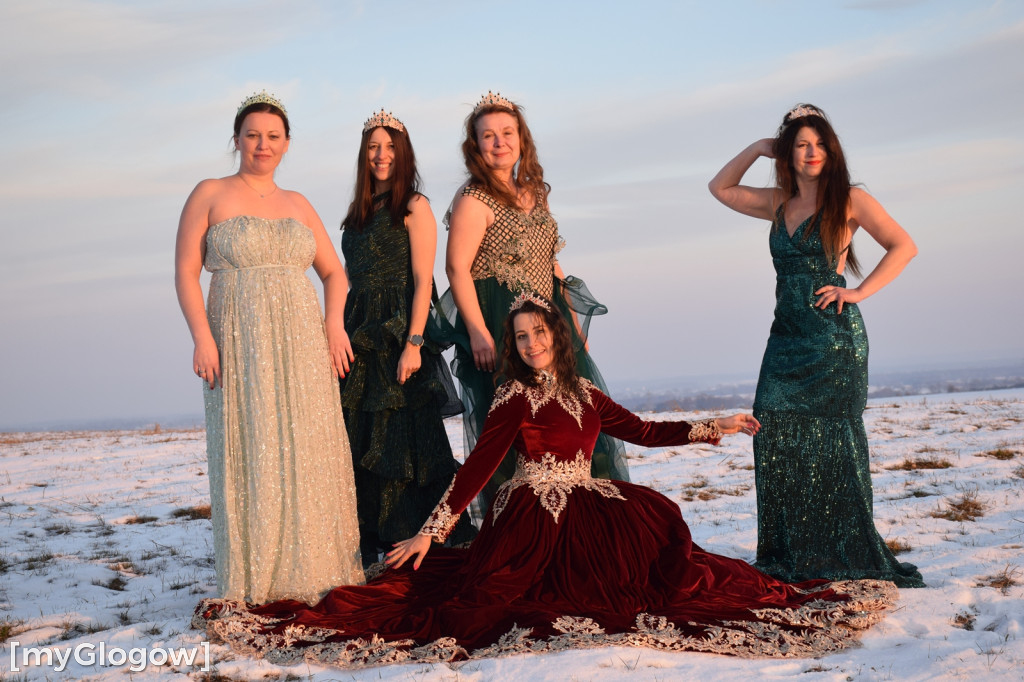 W balowych sukniach na śniegu i w mrozie