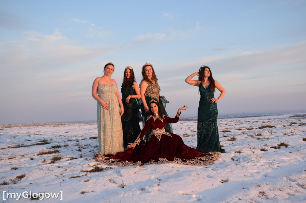 W balowych sukniach na śniegu i w mrozie