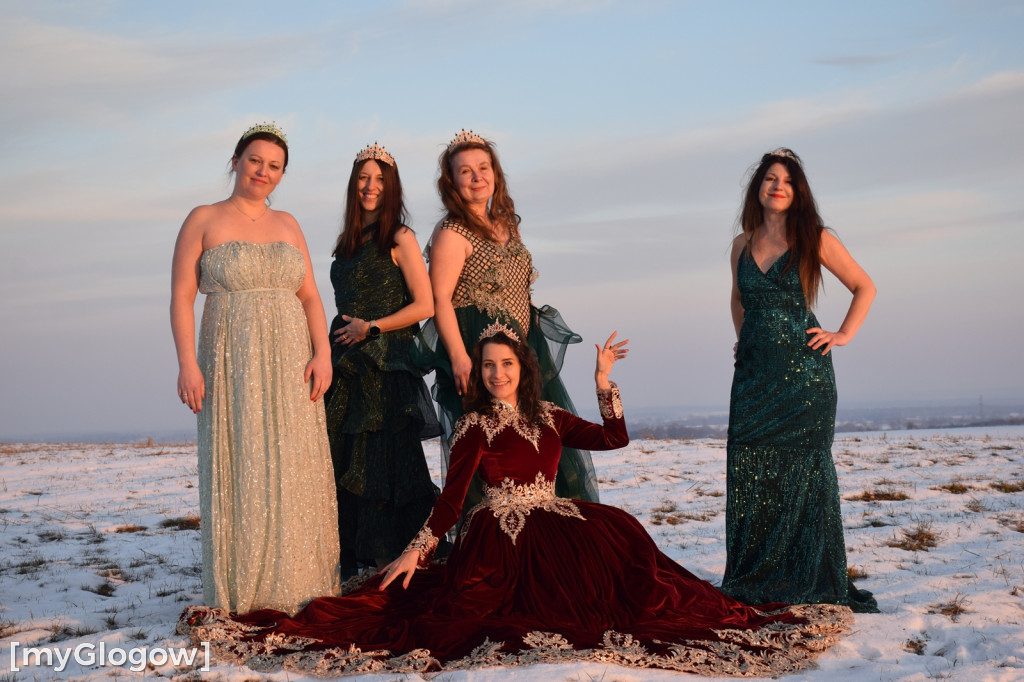 W balowych sukniach na śniegu i w mrozie