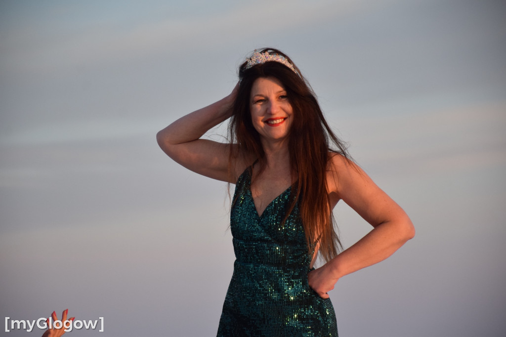 W balowych sukniach na śniegu i w mrozie