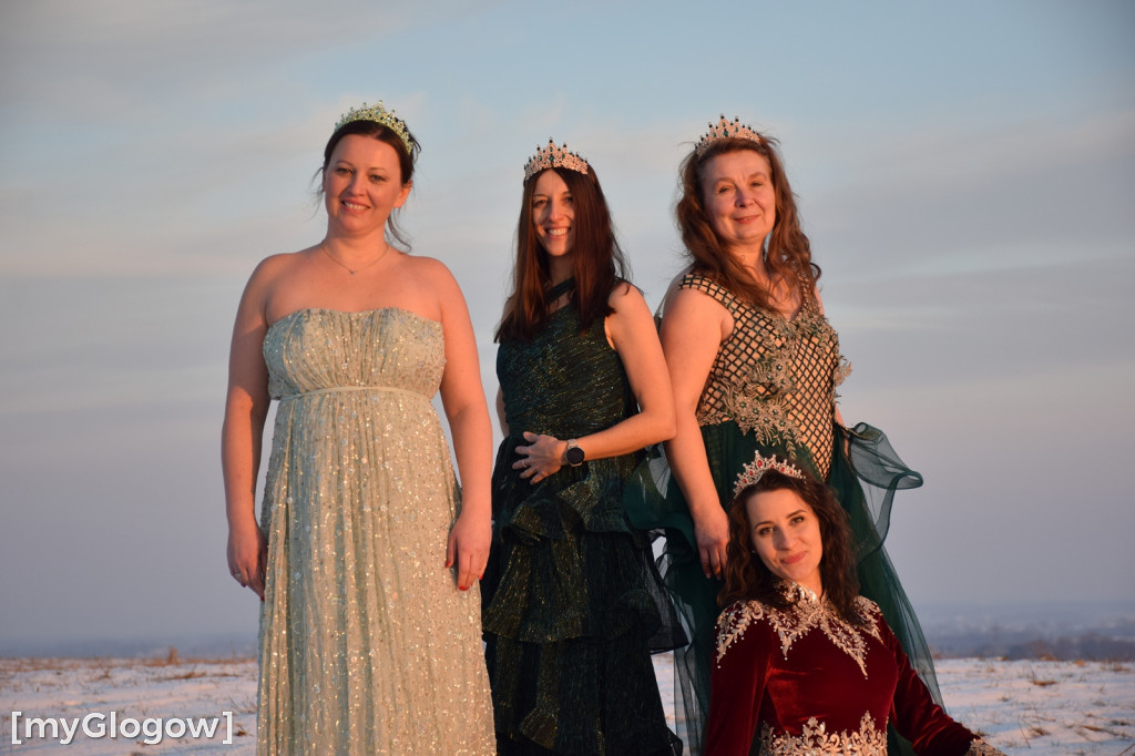 W balowych sukniach na śniegu i w mrozie