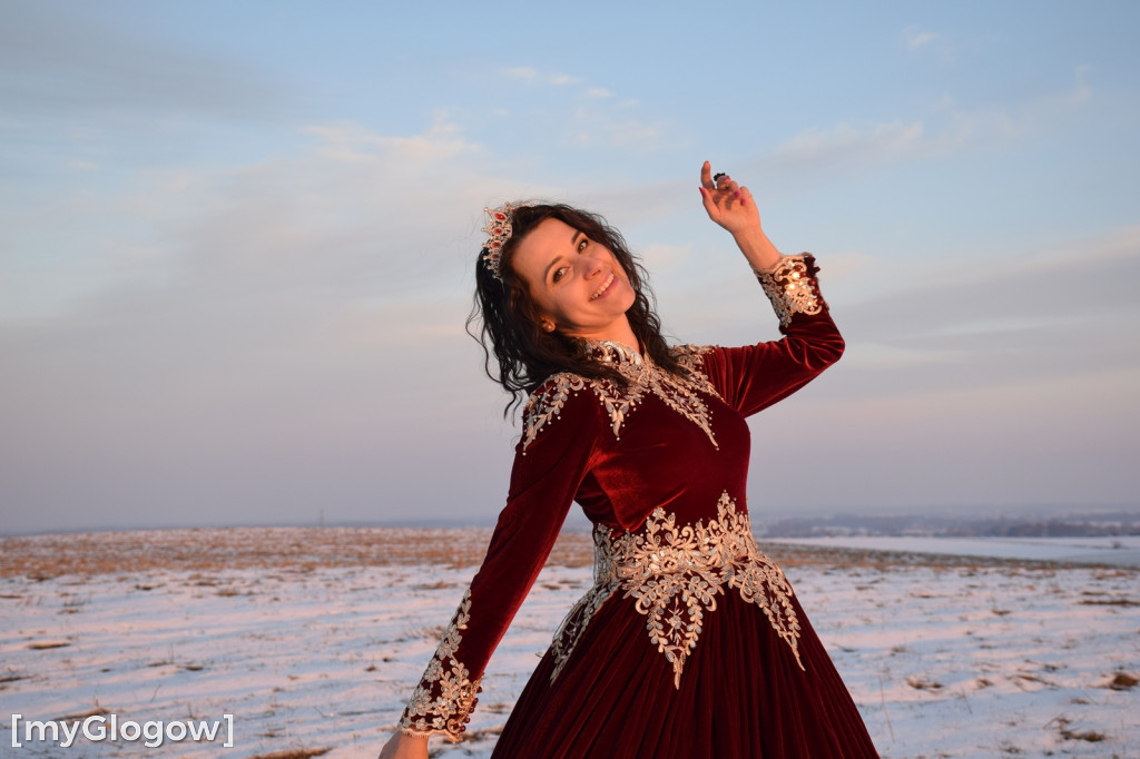 W balowych sukniach na śniegu i w mrozie