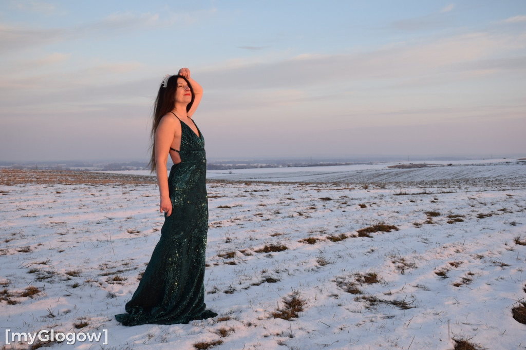 W balowych sukniach na śniegu i w mrozie