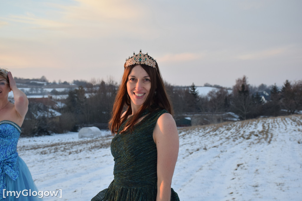 W balowych sukniach na śniegu i w mrozie