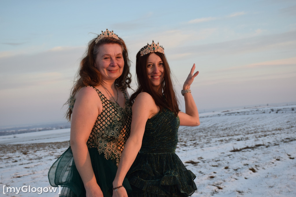 W balowych sukniach na śniegu i w mrozie