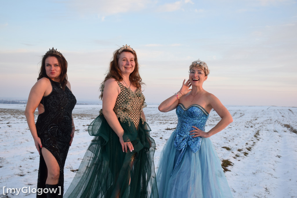 W balowych sukniach na śniegu i w mrozie