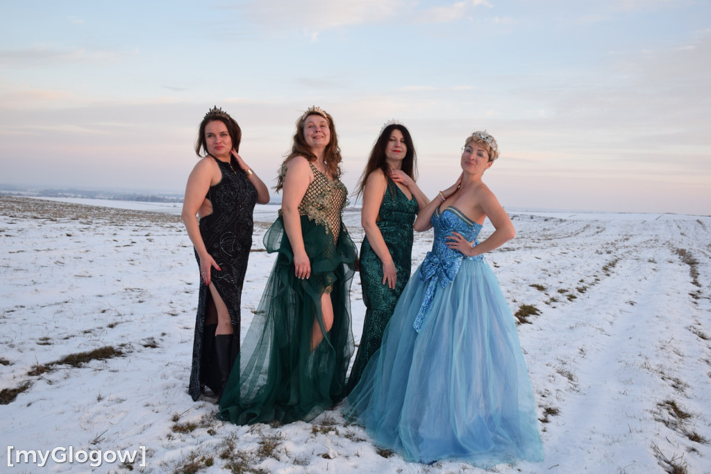 W balowych sukniach na śniegu i w mrozie