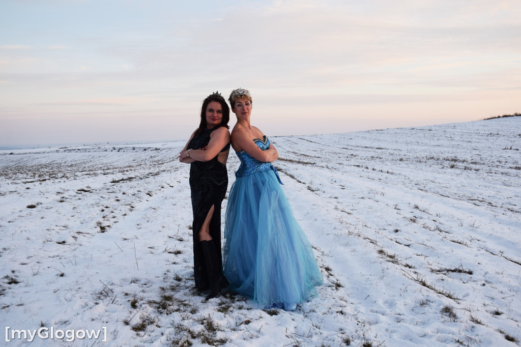 W balowych sukniach na śniegu i w mrozie