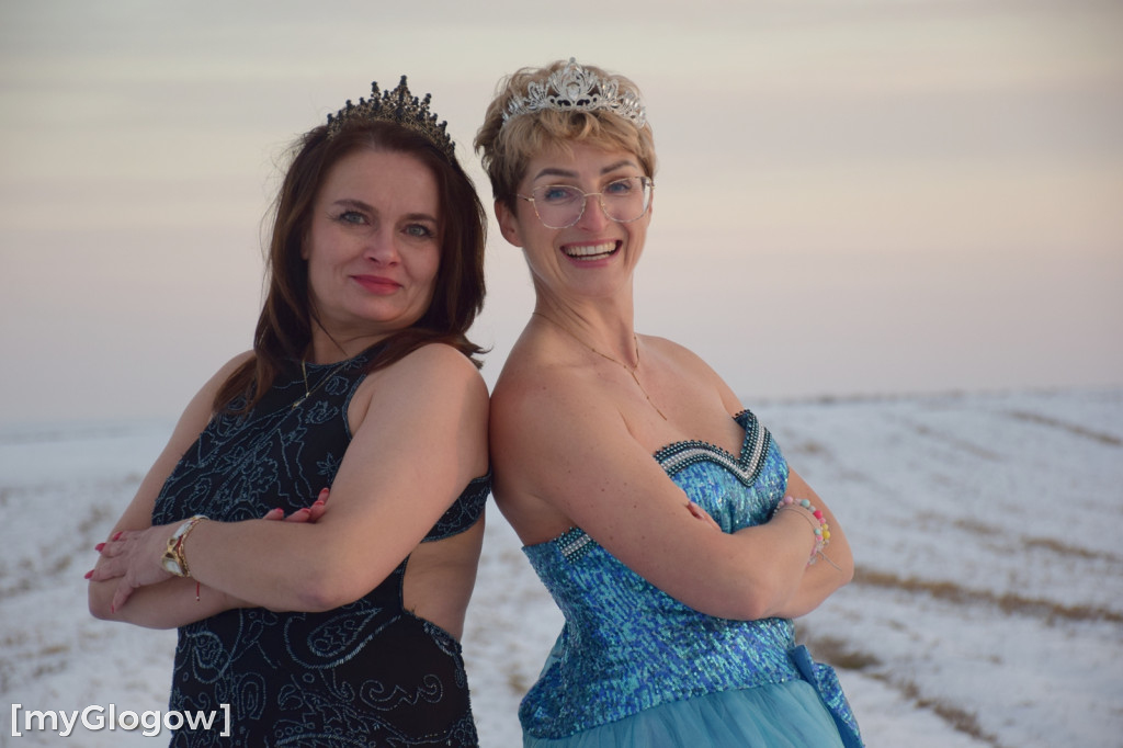 W balowych sukniach na śniegu i w mrozie