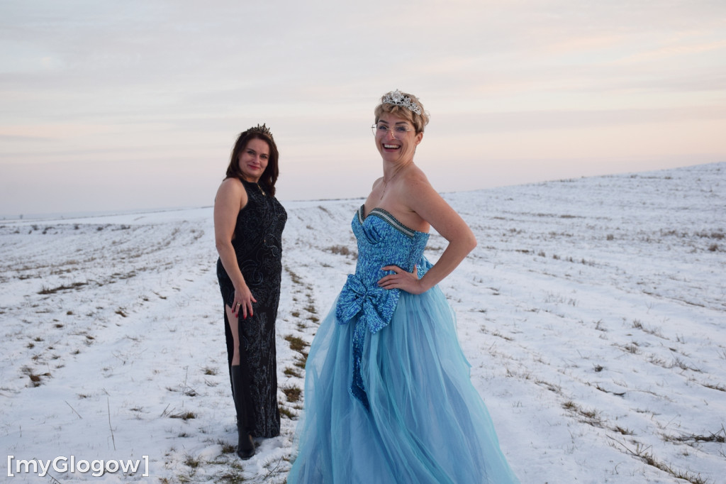 W balowych sukniach na śniegu i w mrozie