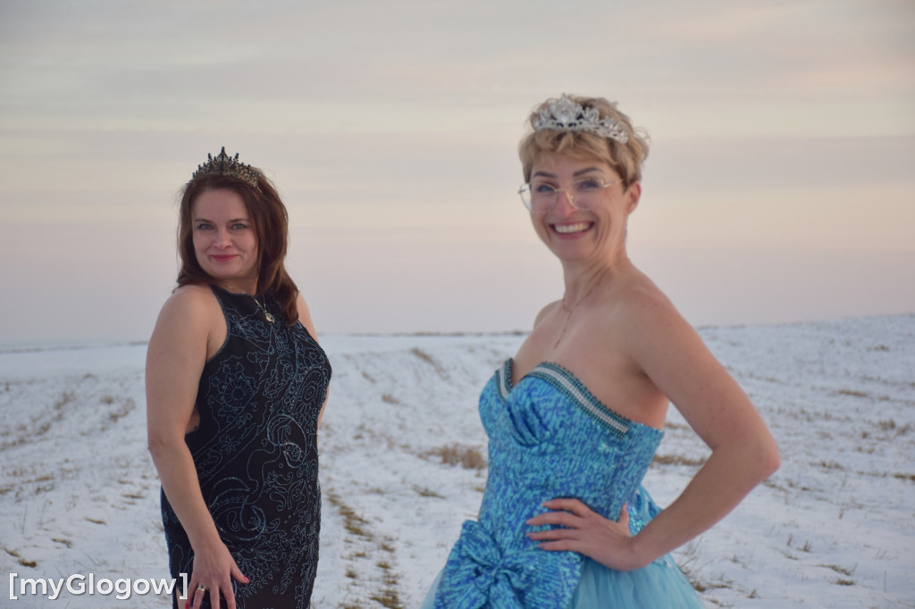 W balowych sukniach na śniegu i w mrozie