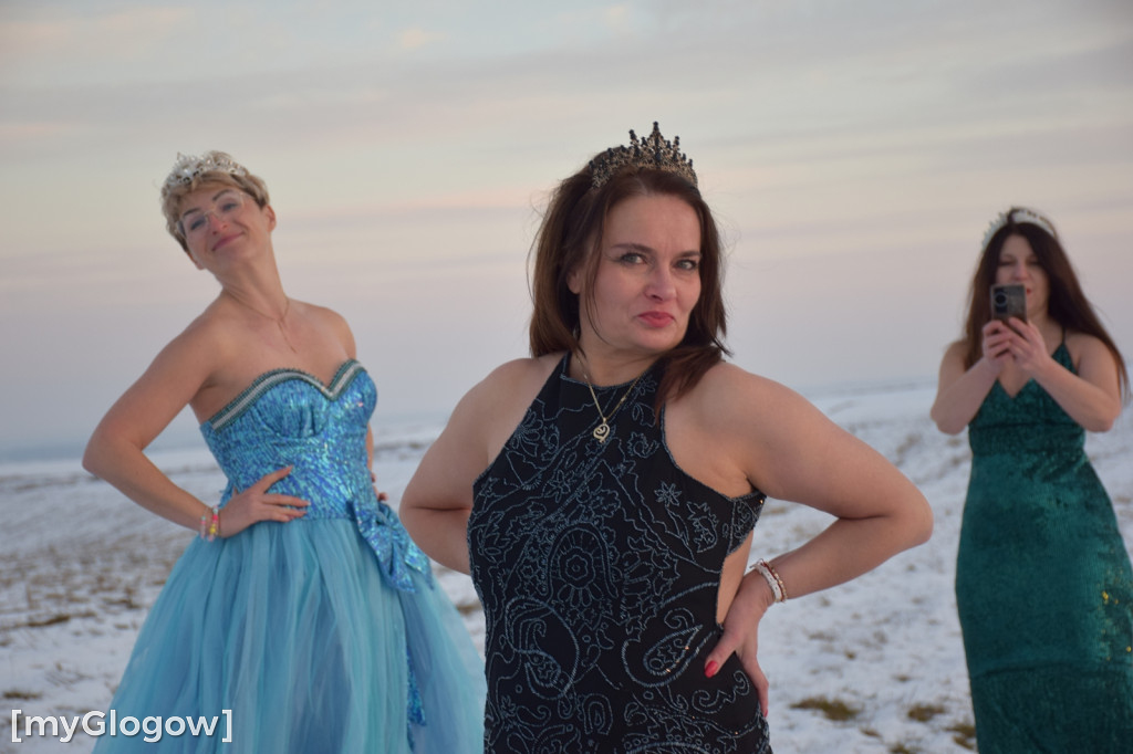 W balowych sukniach na śniegu i w mrozie