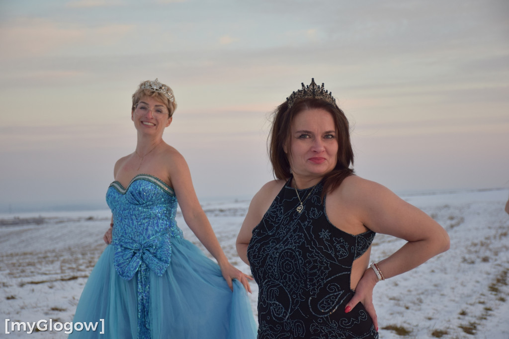 W balowych sukniach na śniegu i w mrozie