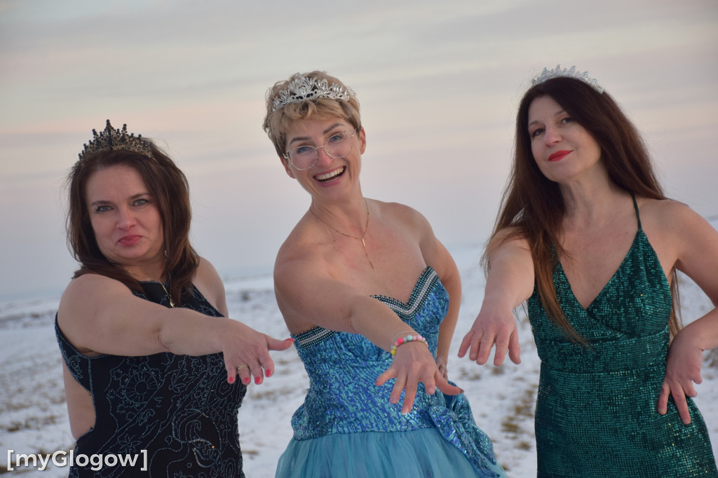 W balowych sukniach na śniegu i w mrozie