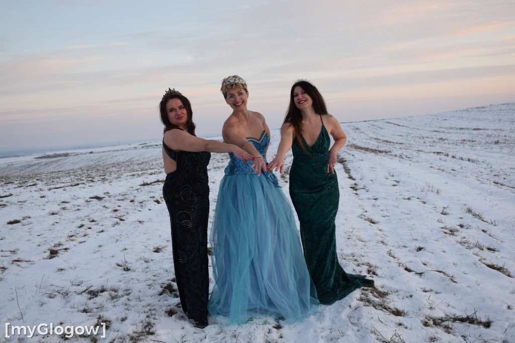 W balowych sukniach na śniegu i w mrozie