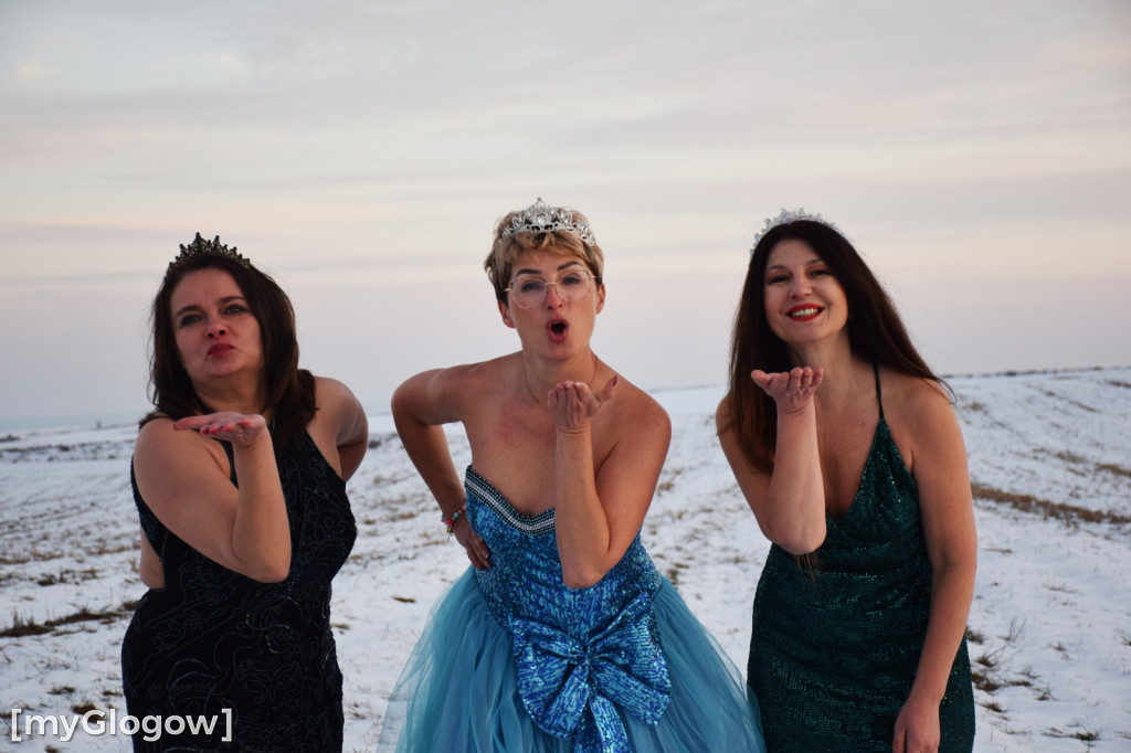 W balowych sukniach na śniegu i w mrozie