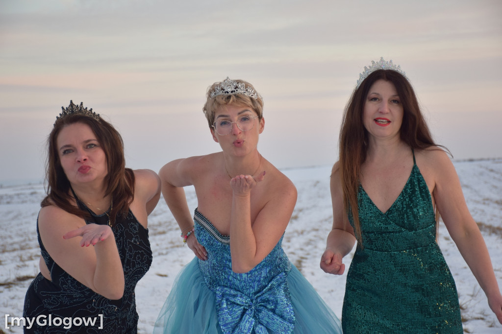 W balowych sukniach na śniegu i w mrozie