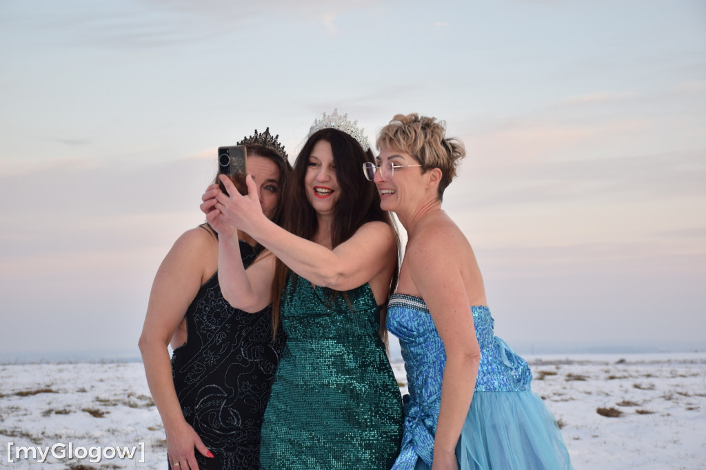 W balowych sukniach na śniegu i w mrozie