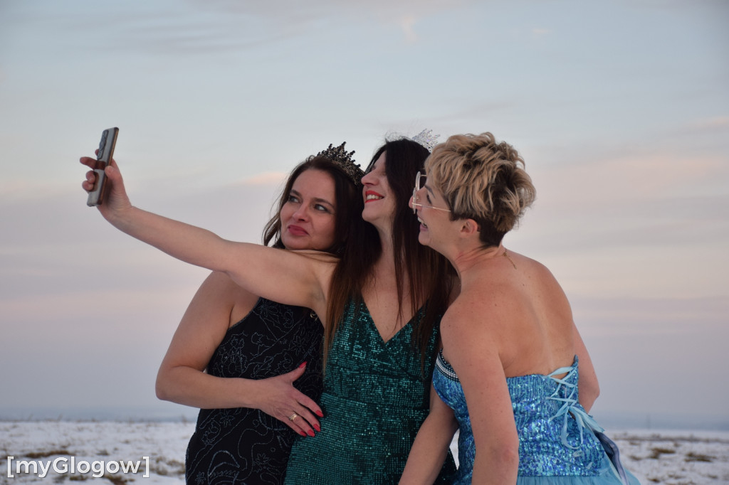 W balowych sukniach na śniegu i w mrozie