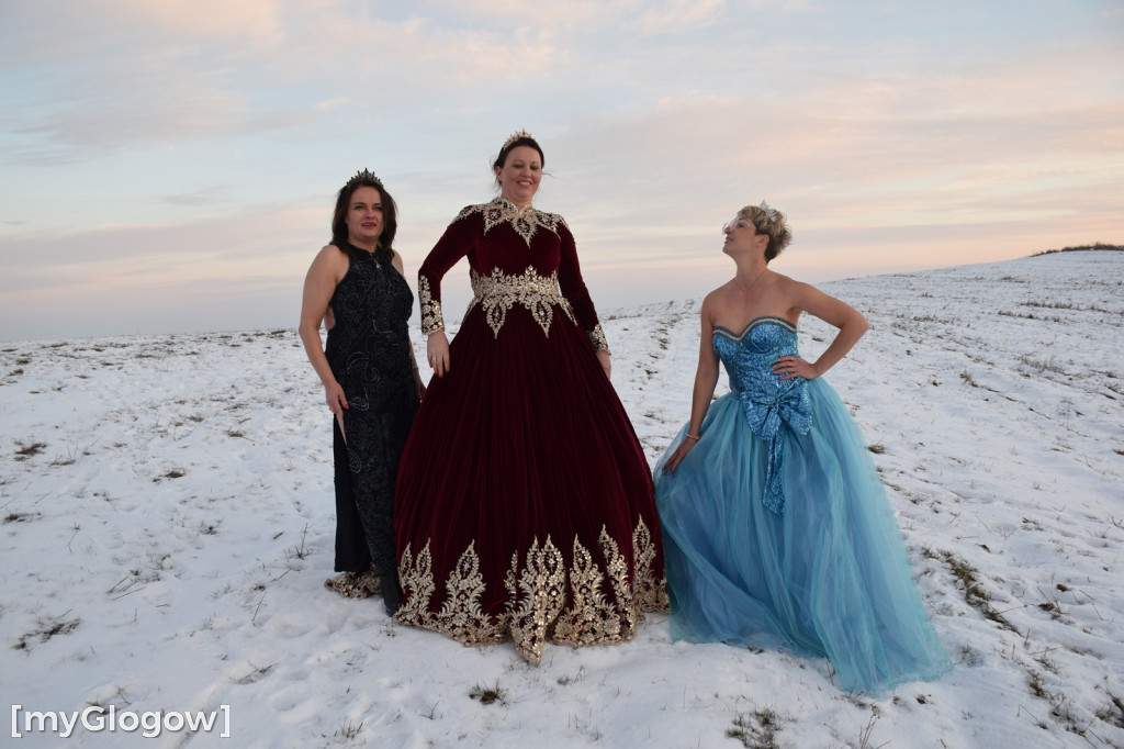 W balowych sukniach na śniegu i w mrozie