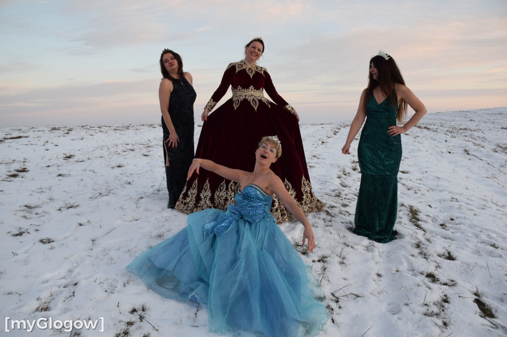 W balowych sukniach na śniegu i w mrozie