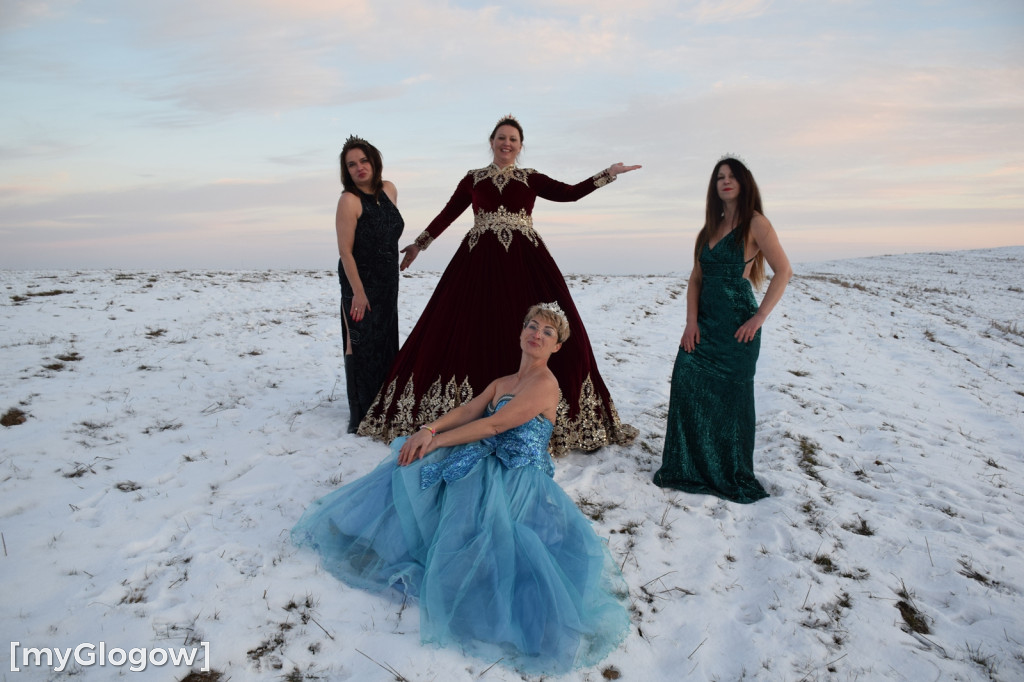 W balowych sukniach na śniegu i w mrozie