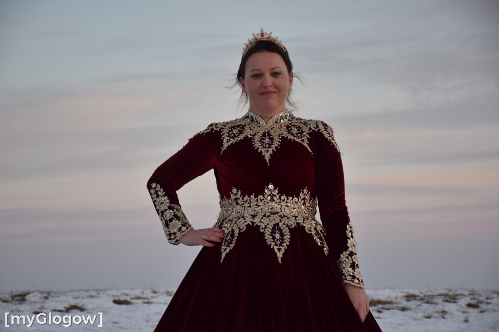 W balowych sukniach na śniegu i w mrozie