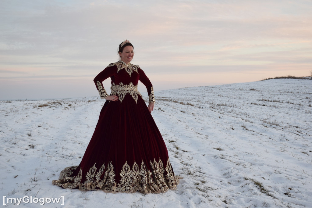 W balowych sukniach na śniegu i w mrozie