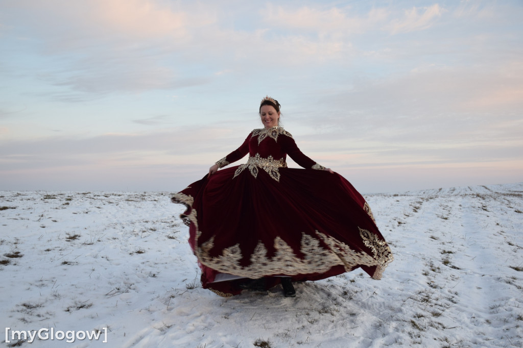 W balowych sukniach na śniegu i w mrozie