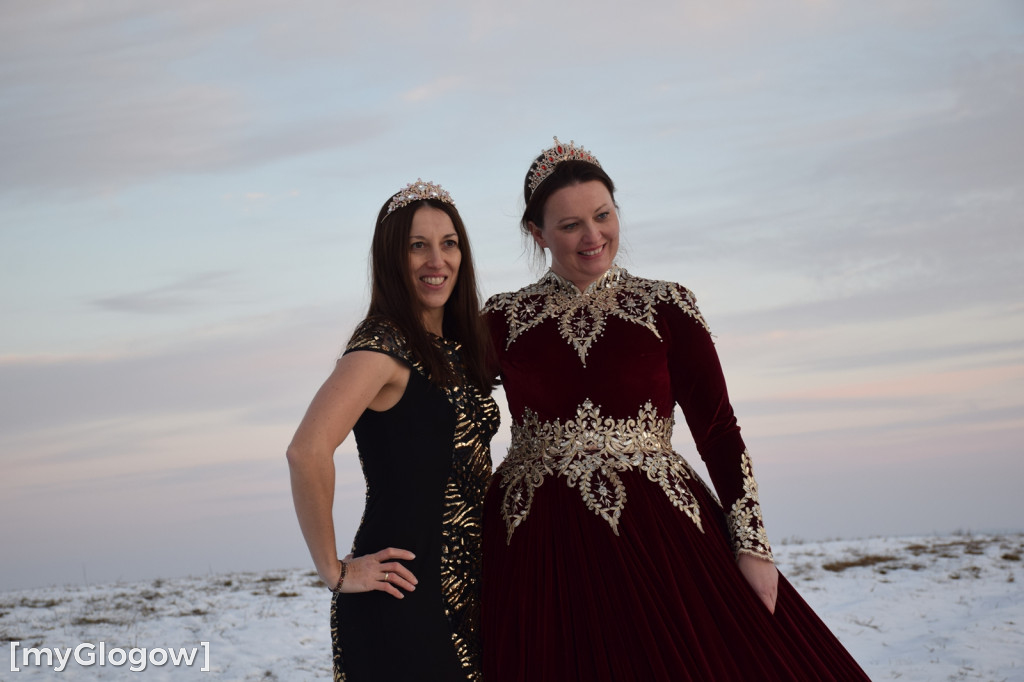 W balowych sukniach na śniegu i w mrozie