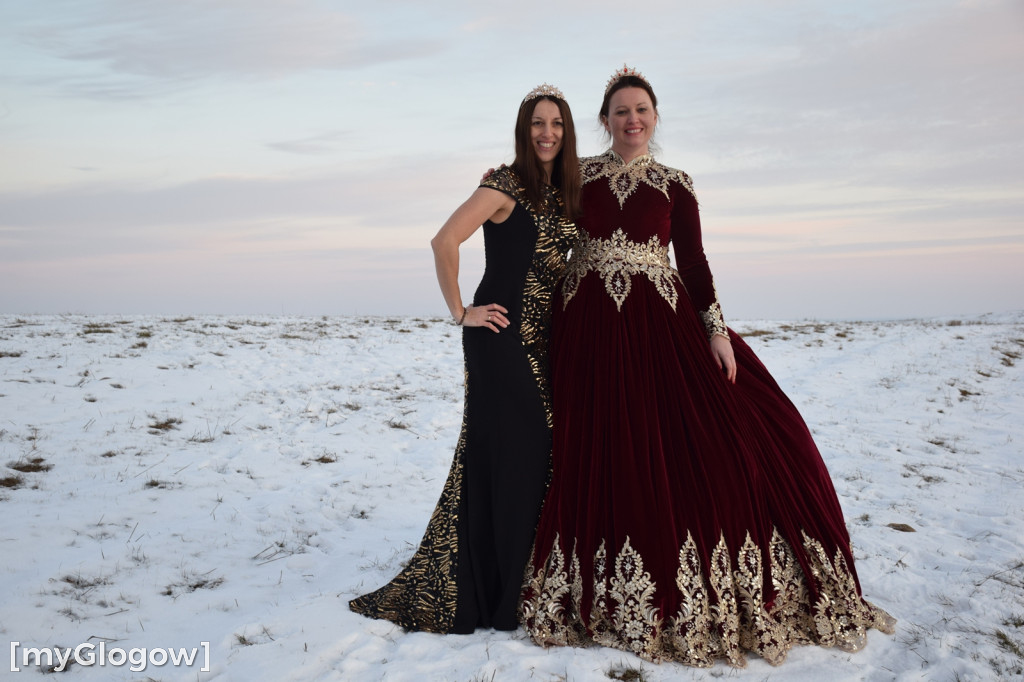 W balowych sukniach na śniegu i w mrozie