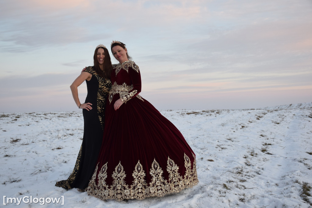 W balowych sukniach na śniegu i w mrozie