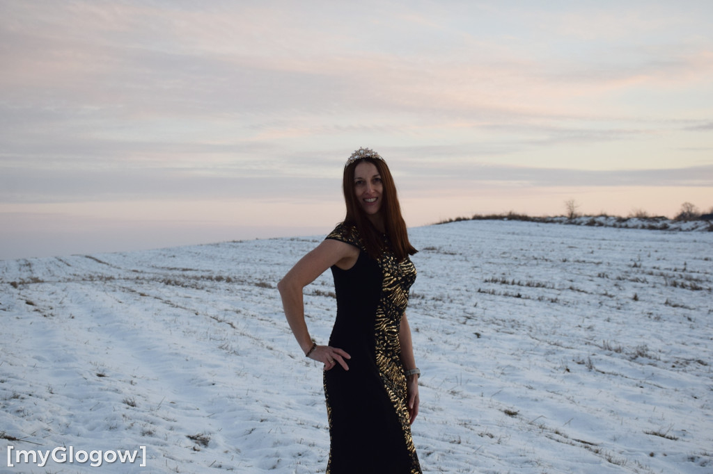 W balowych sukniach na śniegu i w mrozie