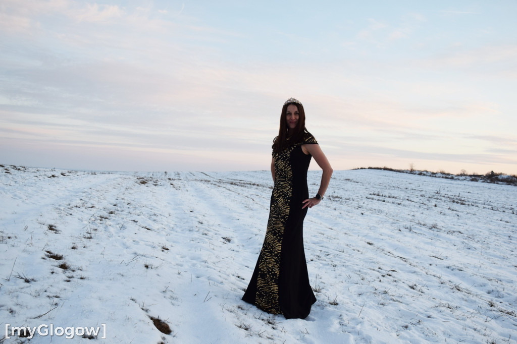 W balowych sukniach na śniegu i w mrozie