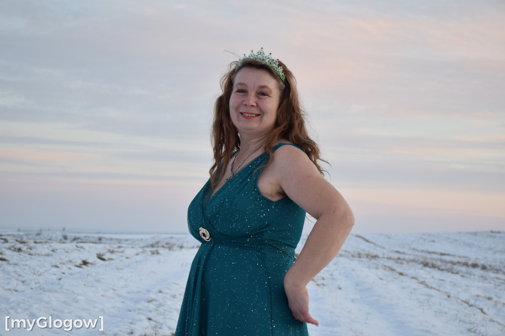 W balowych sukniach na śniegu i w mrozie