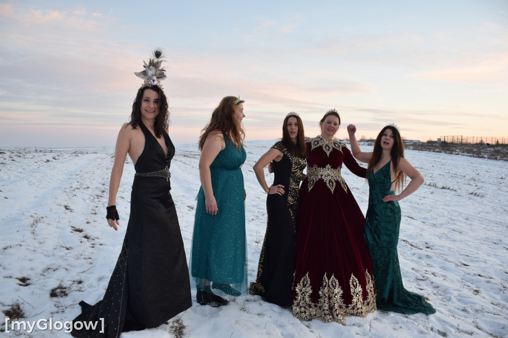 W balowych sukniach na śniegu i w mrozie