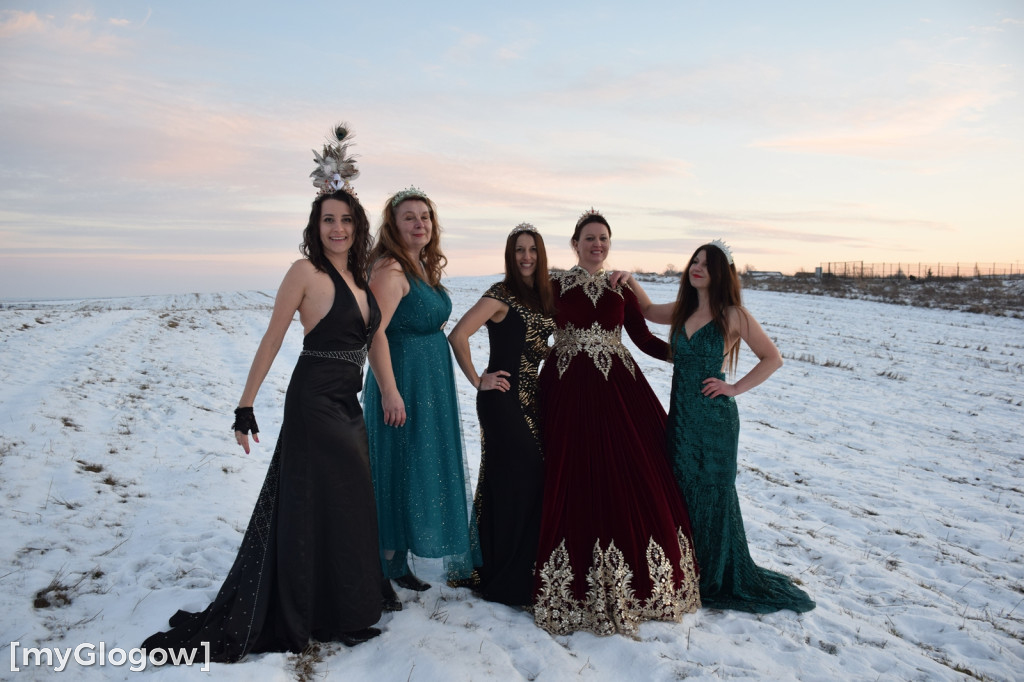 W balowych sukniach na śniegu i w mrozie