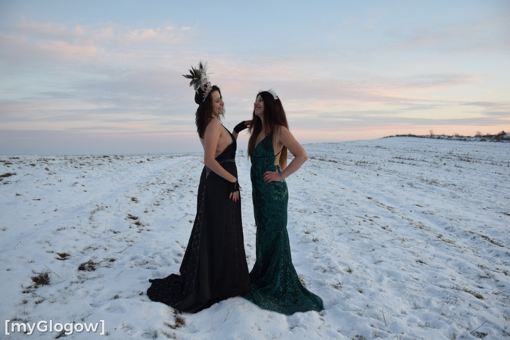 W balowych sukniach na śniegu i w mrozie