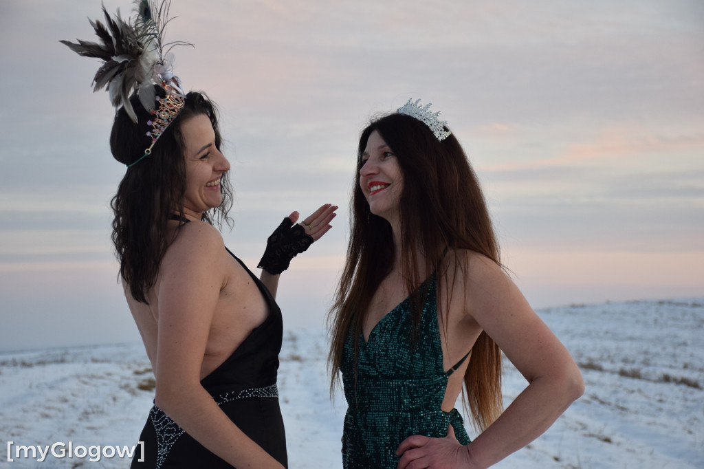 W balowych sukniach na śniegu i w mrozie