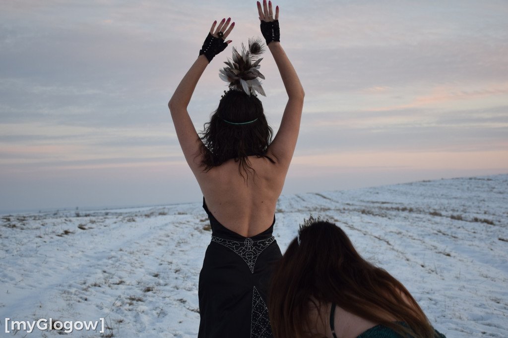 W balowych sukniach na śniegu i w mrozie