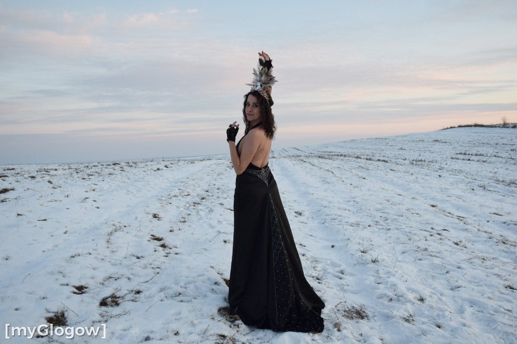 W balowych sukniach na śniegu i w mrozie