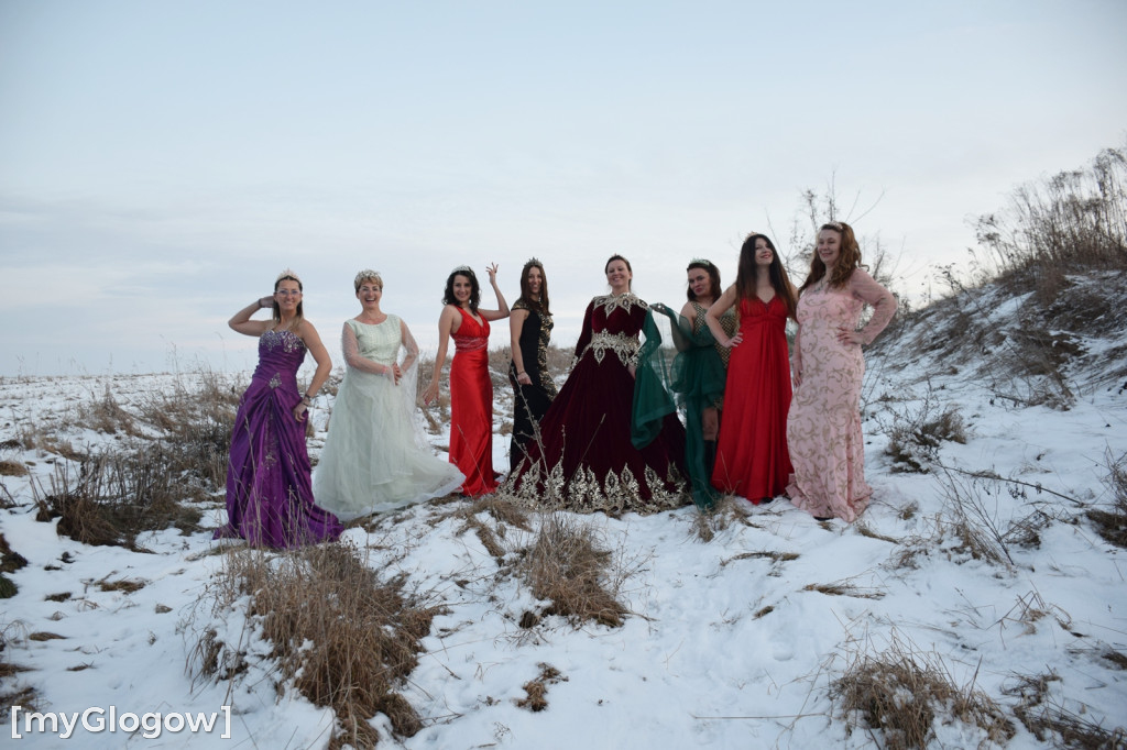 W balowych sukniach na śniegu i w mrozie