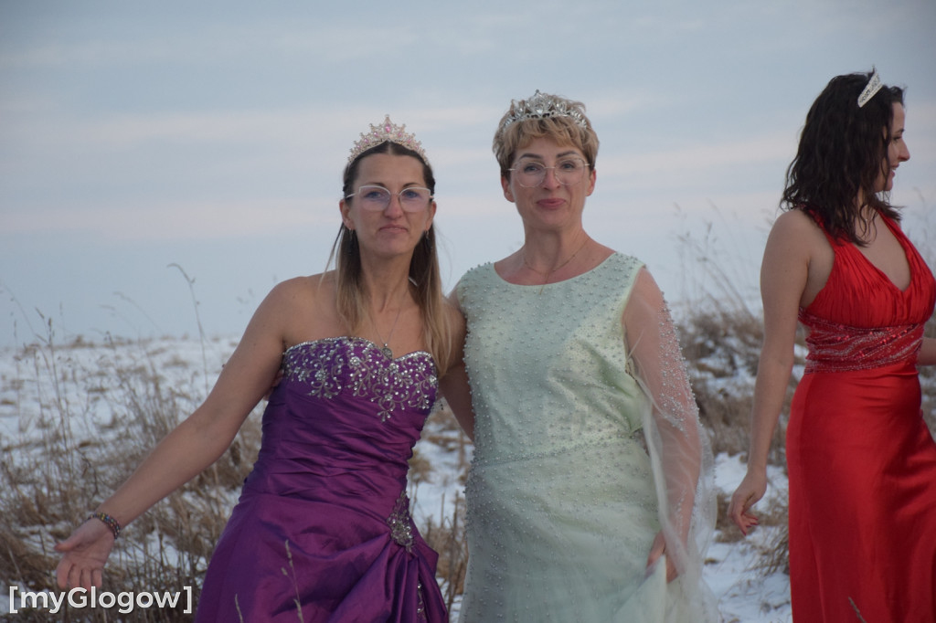 W balowych sukniach na śniegu i w mrozie