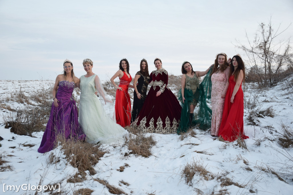 W balowych sukniach na śniegu i w mrozie