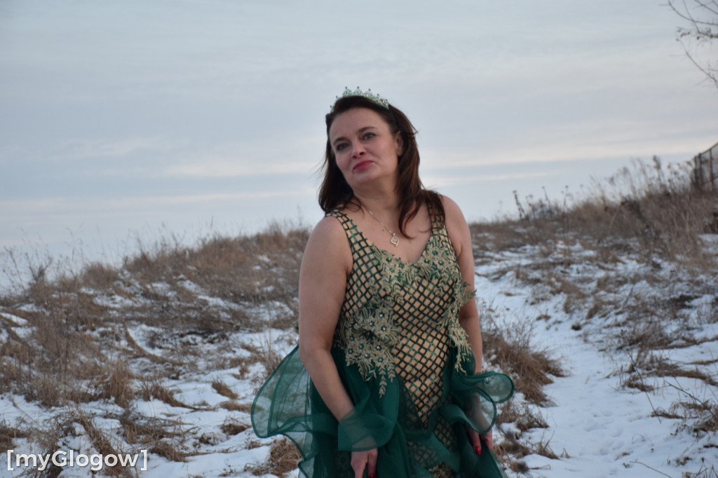 W balowych sukniach na śniegu i w mrozie