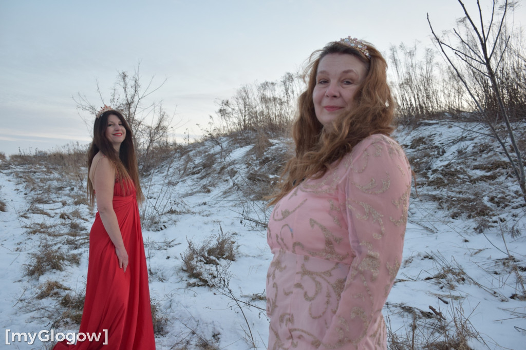 W balowych sukniach na śniegu i w mrozie