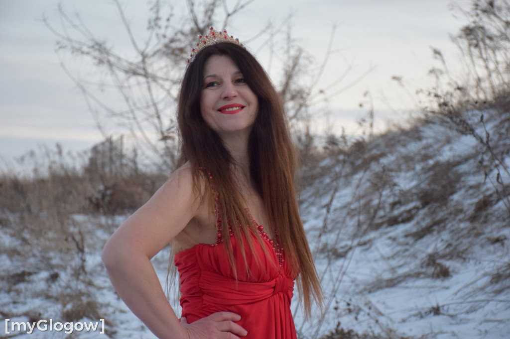 W balowych sukniach na śniegu i w mrozie