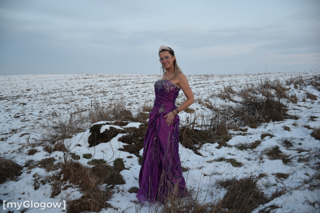 W balowych sukniach na śniegu i w mrozie