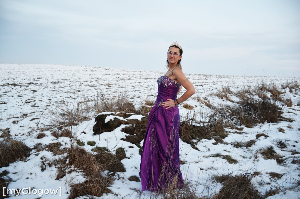 W balowych sukniach na śniegu i w mrozie