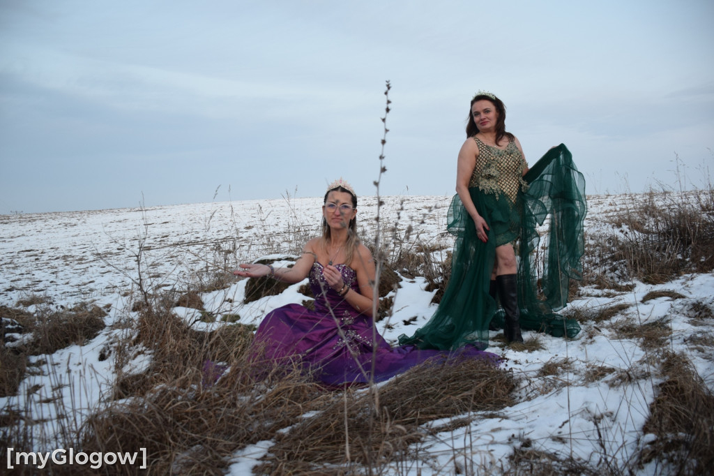 W balowych sukniach na śniegu i w mrozie